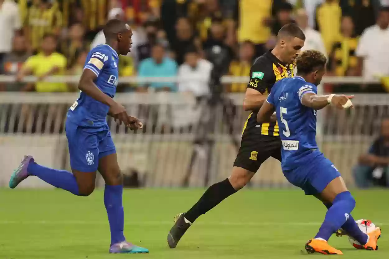  لاعبا القلعة البيضاء بين عروض الهلال والاتحاد والشباب في الميركاتو