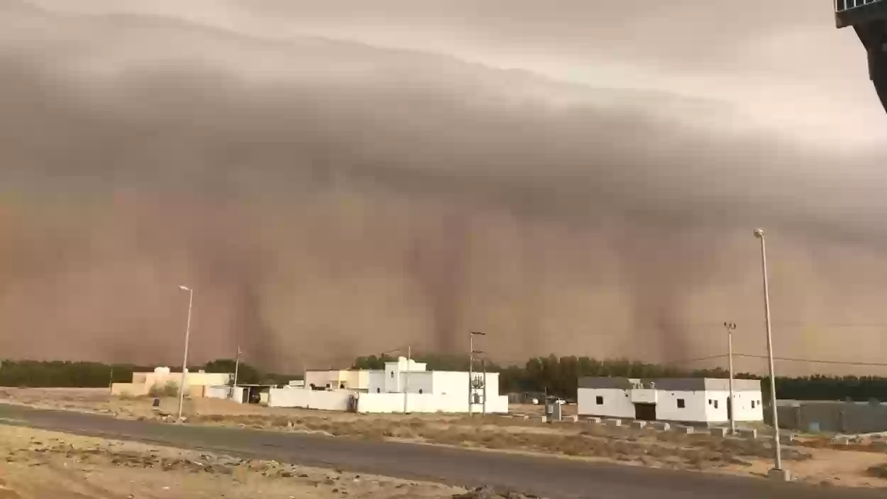 عواصف رعدية وصواعق تضرب المملكة